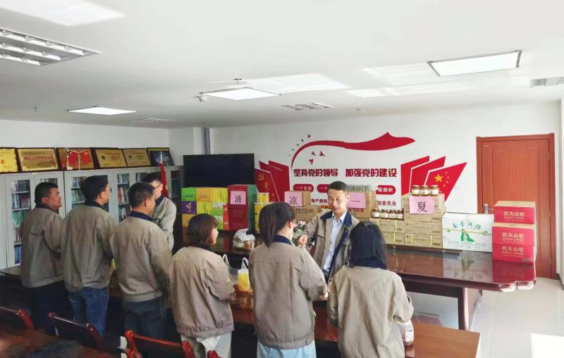 情系職工，夏送清涼&mdash;&mdash;朝物開投公司開展夏日送清涼活動(dòng)